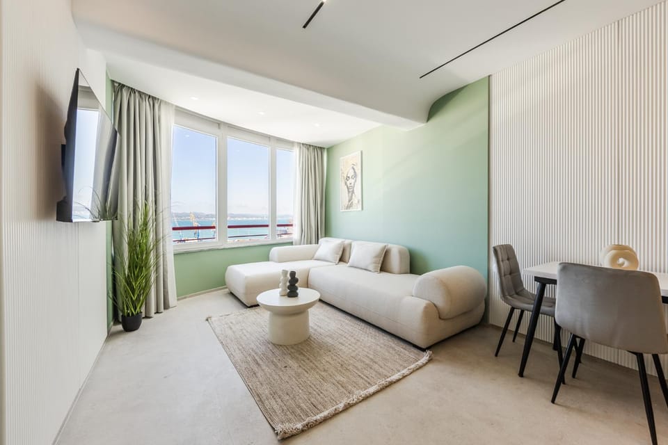 Bed, TV and multimedia, Living room, Photo of the whole room, Seating area, Bedroom