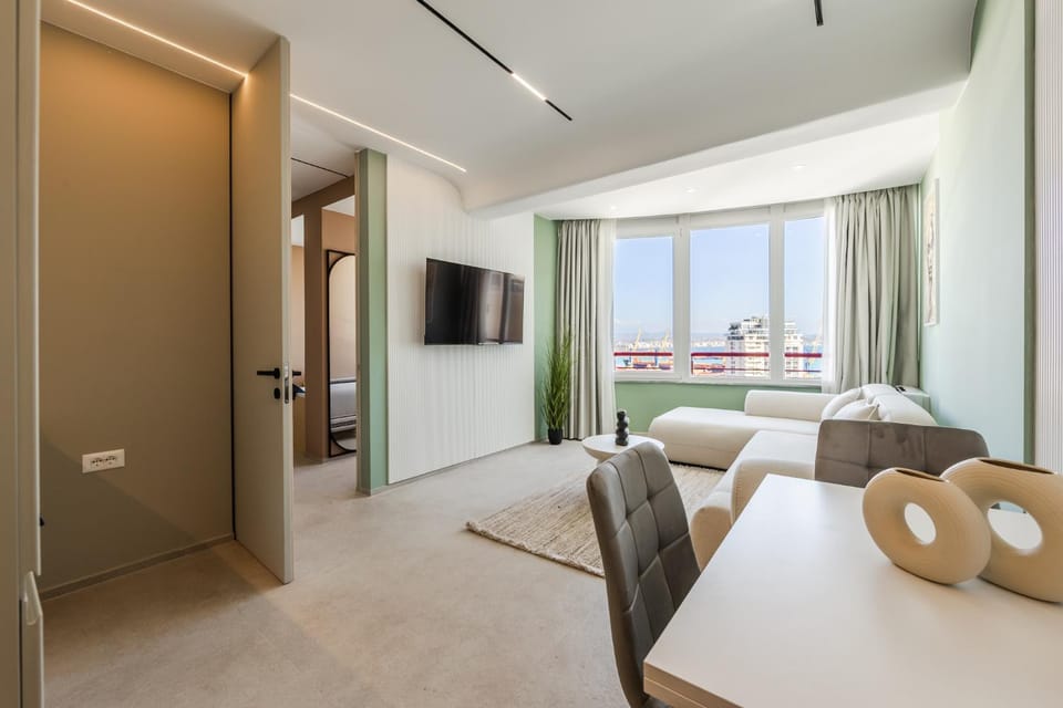 Bed, TV and multimedia, Living room, Photo of the whole room, Seating area, Bedroom, wardrobe