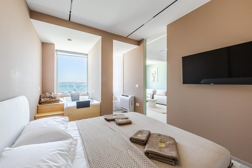Bed, Natural landscape, TV and multimedia, Living room, Photo of the whole room, Seating area, Bedroom, towels