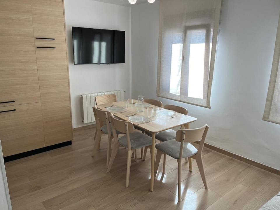 TV and multimedia, Kitchen or kitchenette, Living room, Seating area