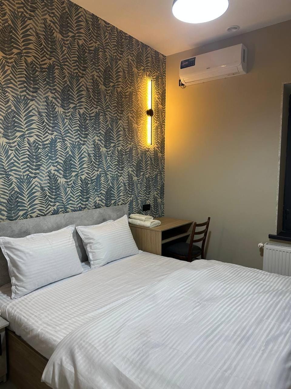 Bed, Photo of the whole room, Bedroom, air conditioner