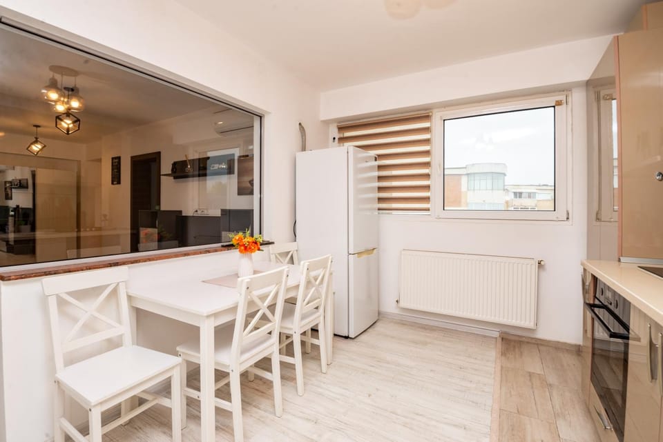 Kitchen or kitchenette, Dining area, dishwasher, oven, stove