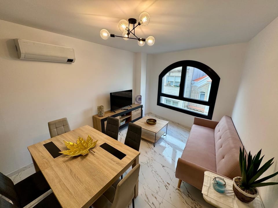 TV and multimedia, Living room, Seating area, Dining area, air conditioner