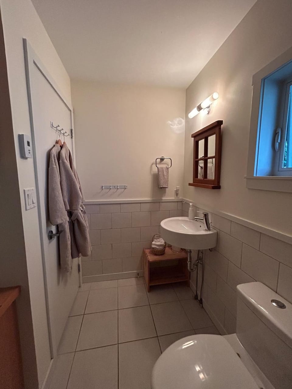 Studio Cedar Guest Cottage Bed and Breakfast in Southern Gulf Islands