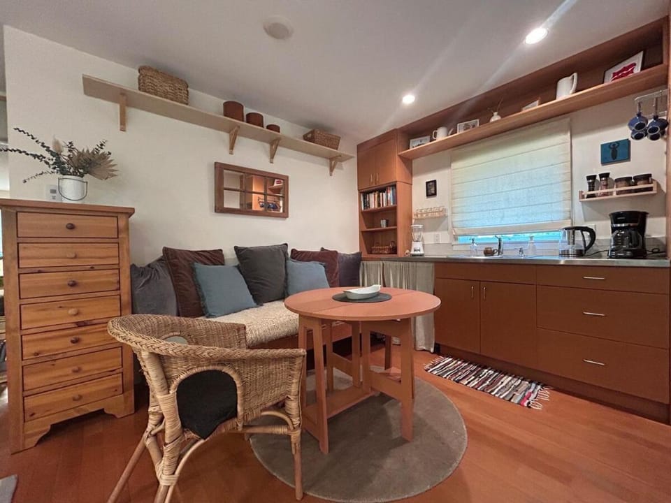 Studio Cedar Guest Cottage Bed and Breakfast in Southern Gulf Islands