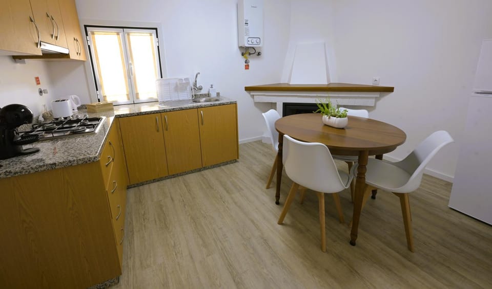 Kitchen or kitchenette, Dining area, stove