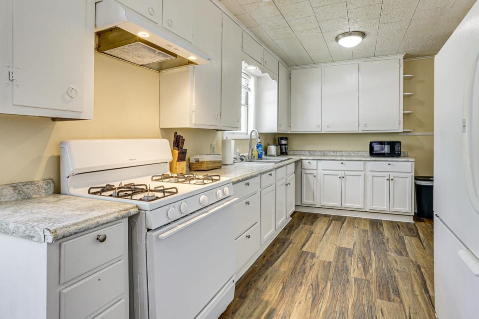 Industrial Grade Comfort: Near Ports & Plants Apartment in Port Arthur