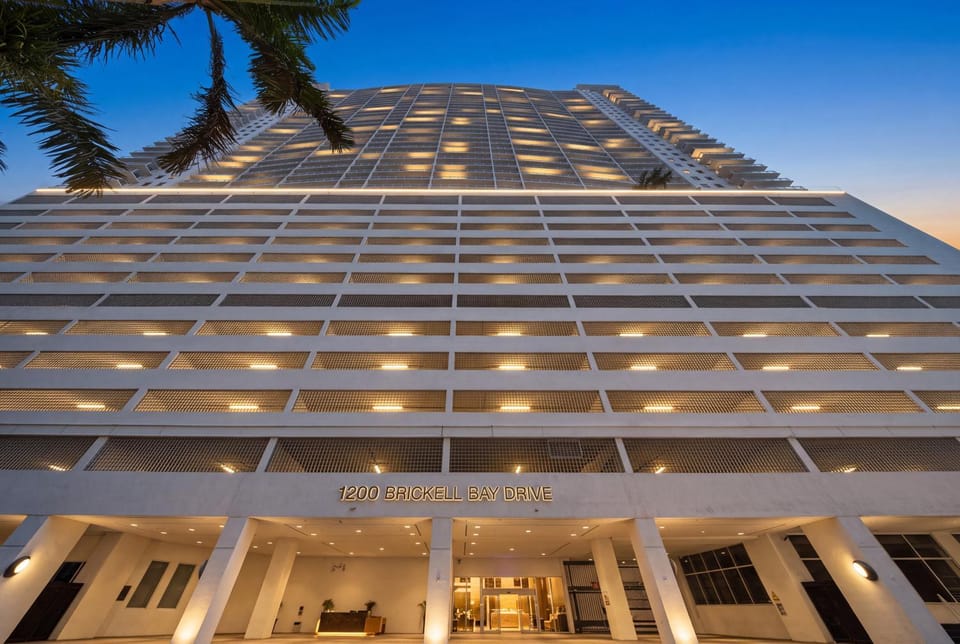 Modern Penthouse with Water Views - 2 Free Parking Spots Apartment in Brickell