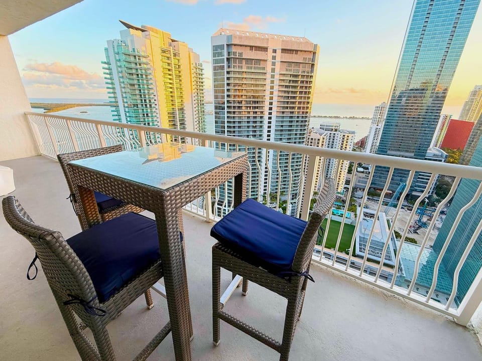 View (from property/room), Balcony/Terrace, Seating area, City view
