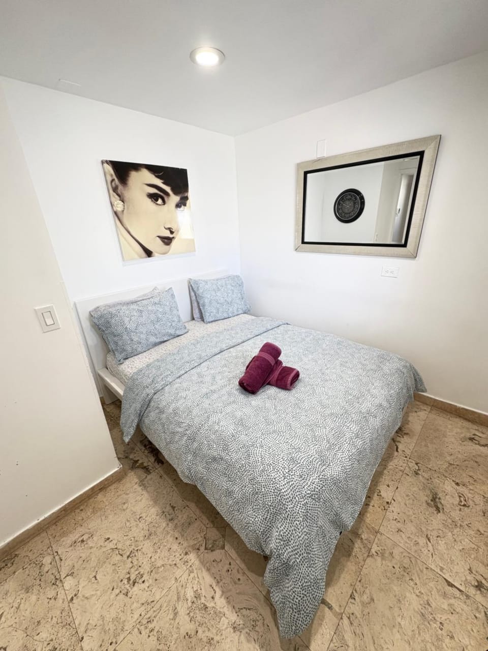 Bed, Bedroom, towels