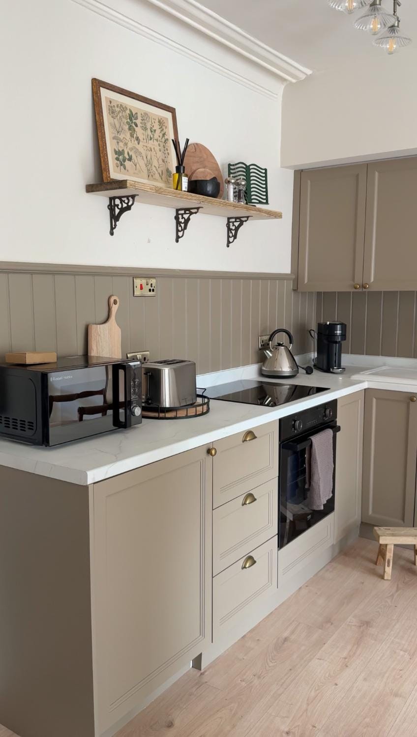 Coffee/tea facilities, Kitchen or kitchenette, stove, toaster