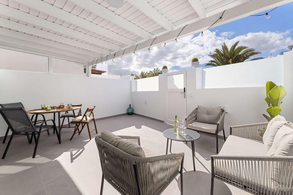Patio, Day, Balcony/Terrace, Living room, Seating area, Dining area