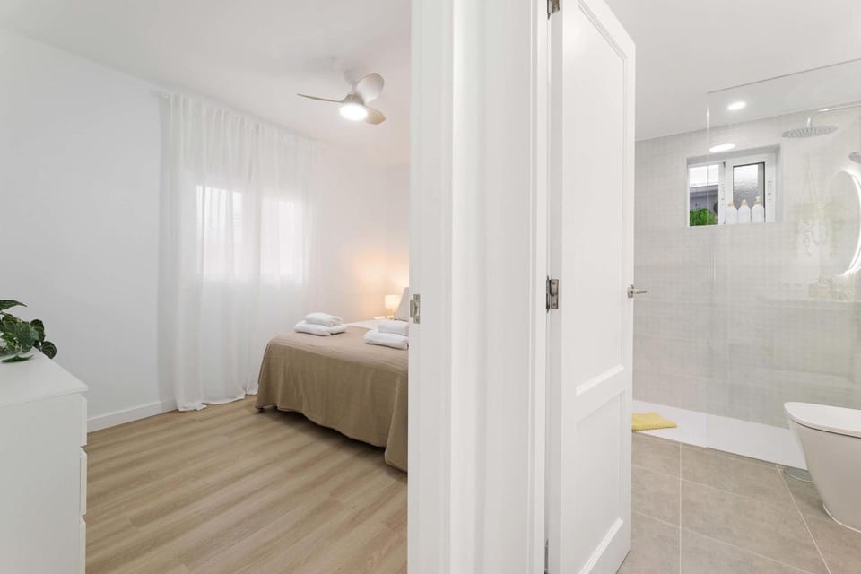 Shower, Toilet, Bed, Bathroom, Photo of the whole room, Bedroom, towels