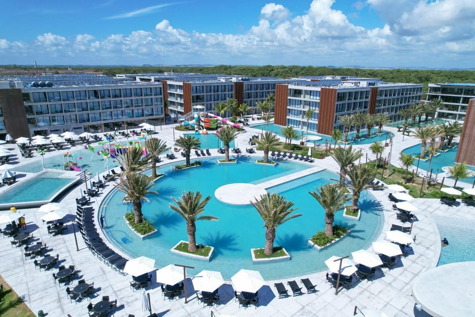 Property building, Bird's eye view, Swimming pool, Swimming pool