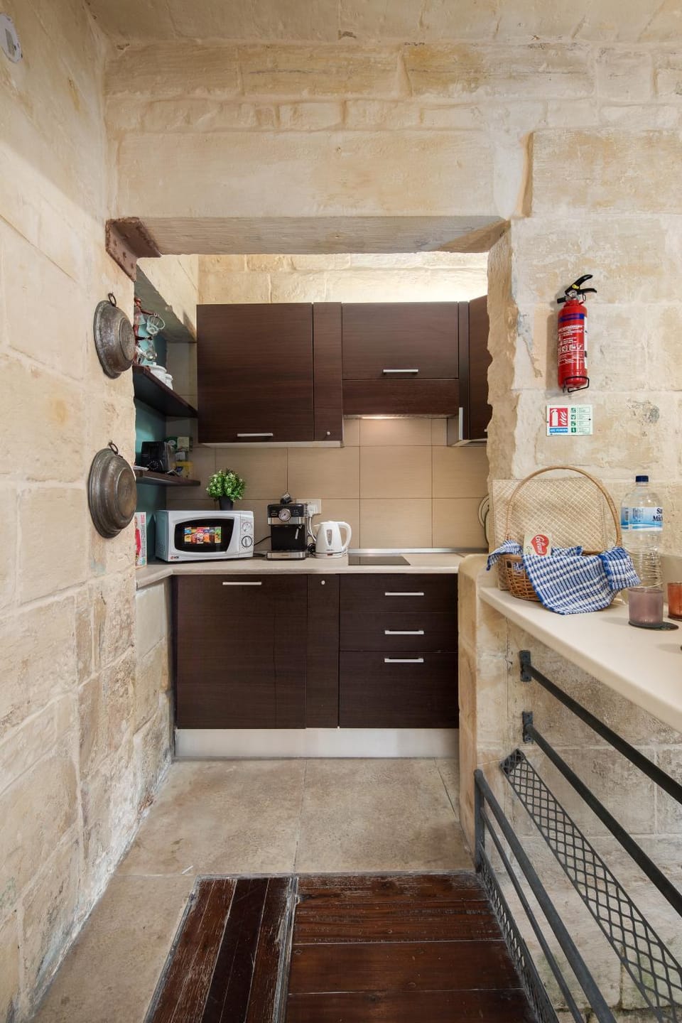 Traditional Maltese 2-Bedroom Home with Private Hot Tub - Steps Away from Valletta Apartment in Malta