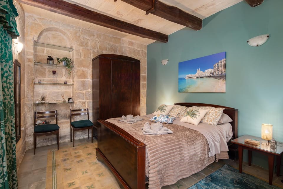 Traditional Maltese 2-Bedroom Home with Private Hot Tub - Steps Away from Valletta Apartment in Malta