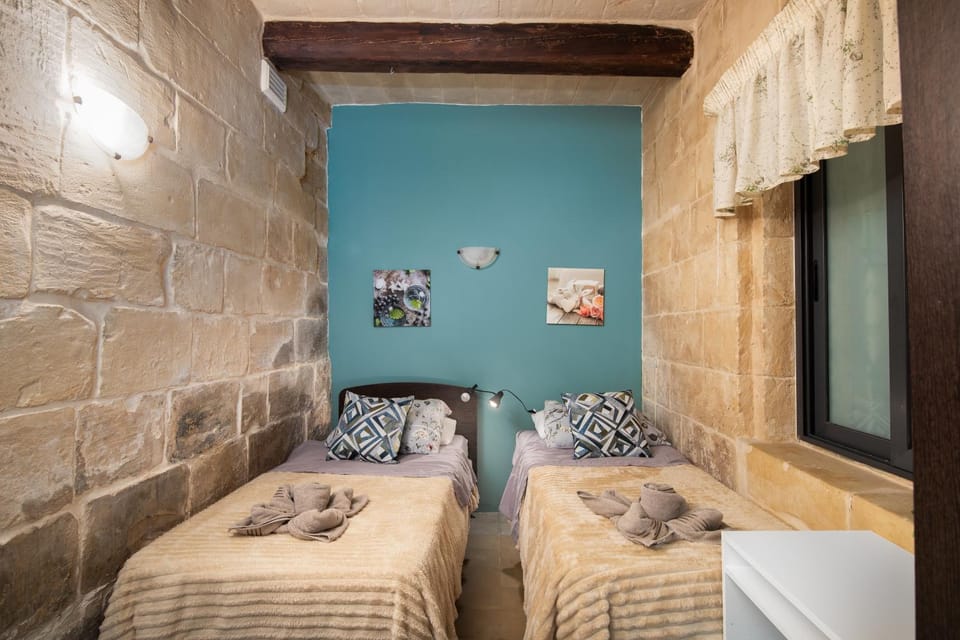 Traditional Maltese 2-Bedroom Home with Private Hot Tub - Steps Away from Valletta Apartment in Malta