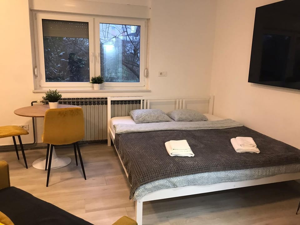 Bed, TV and multimedia, Living room, Photo of the whole room, Seating area, Bedroom, towels
