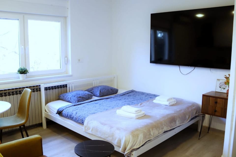 Bed, TV and multimedia, Photo of the whole room, Bedroom, internet, towels