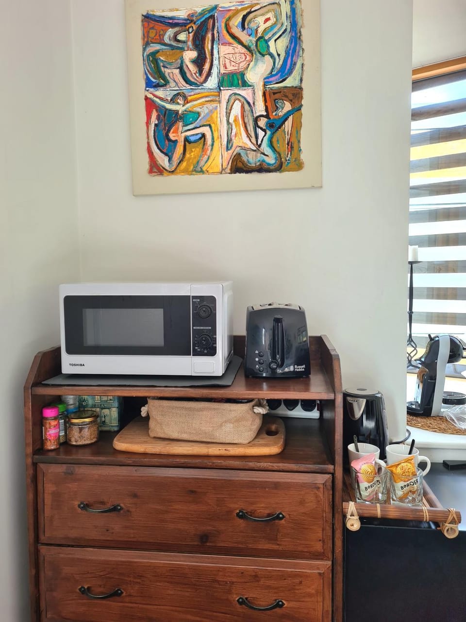 Kitchen or kitchenette, Food and drinks, toaster