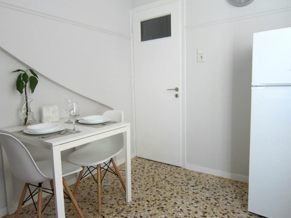 Kitchen or kitchenette, Dining area