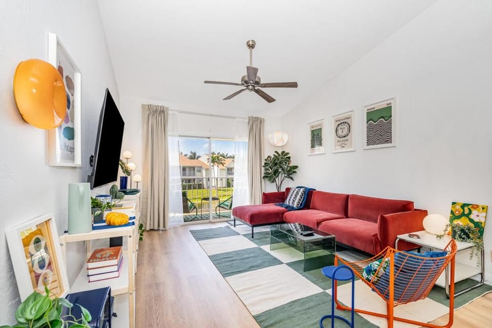 Bright King Bed Escape Pondview Half mile to Beach Apartment in Melbourne