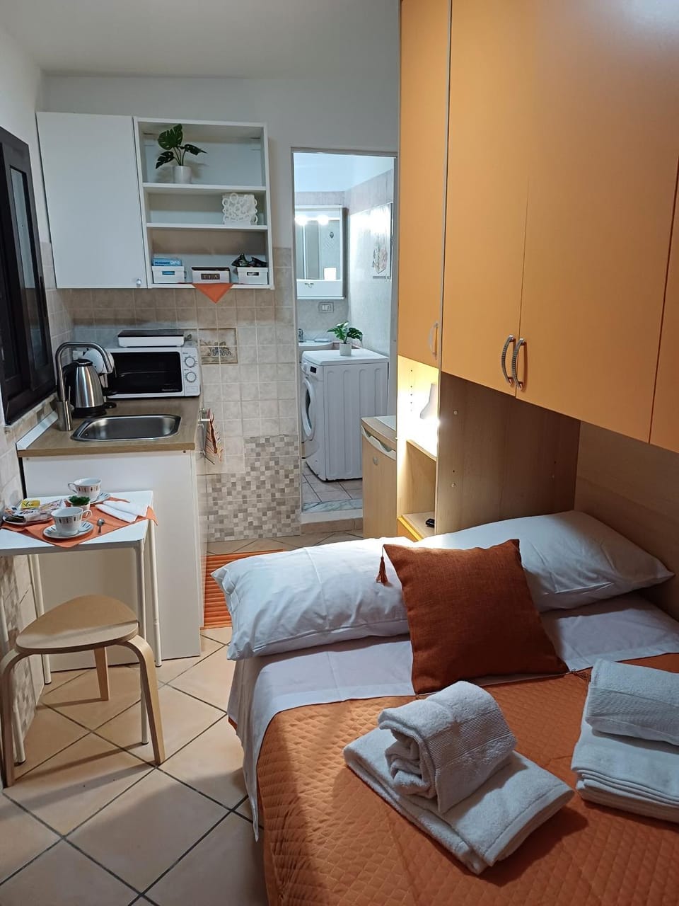 Bed, Photo of the whole room, Dining area, oven