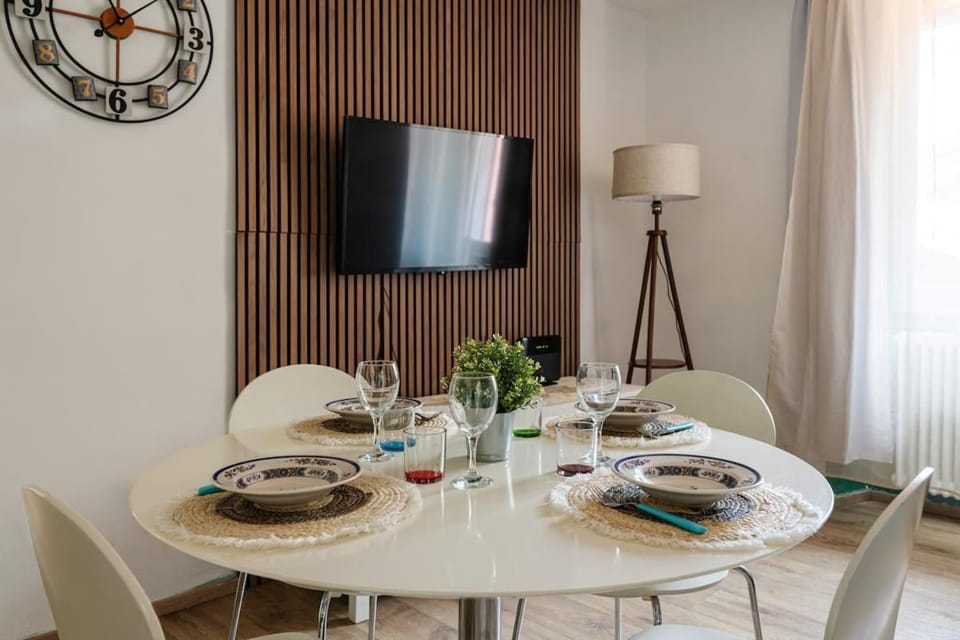 Communal lounge/ TV room, TV and multimedia, Dining area