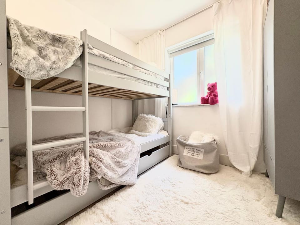 Bedroom, bunk bed