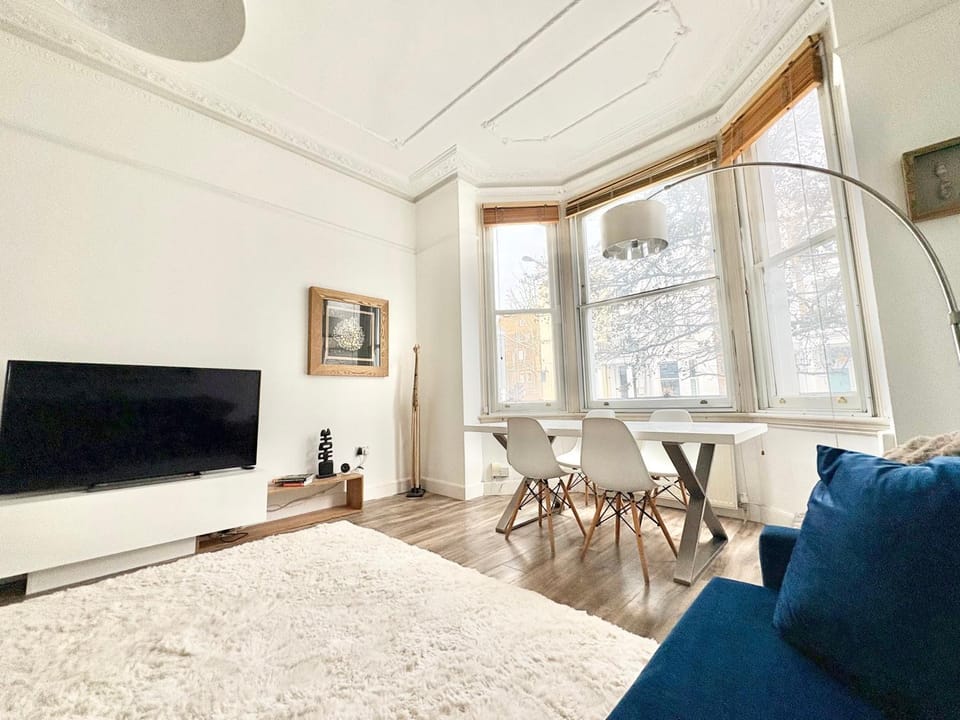 Communal lounge/ TV room, TV and multimedia, Living room, Dining area