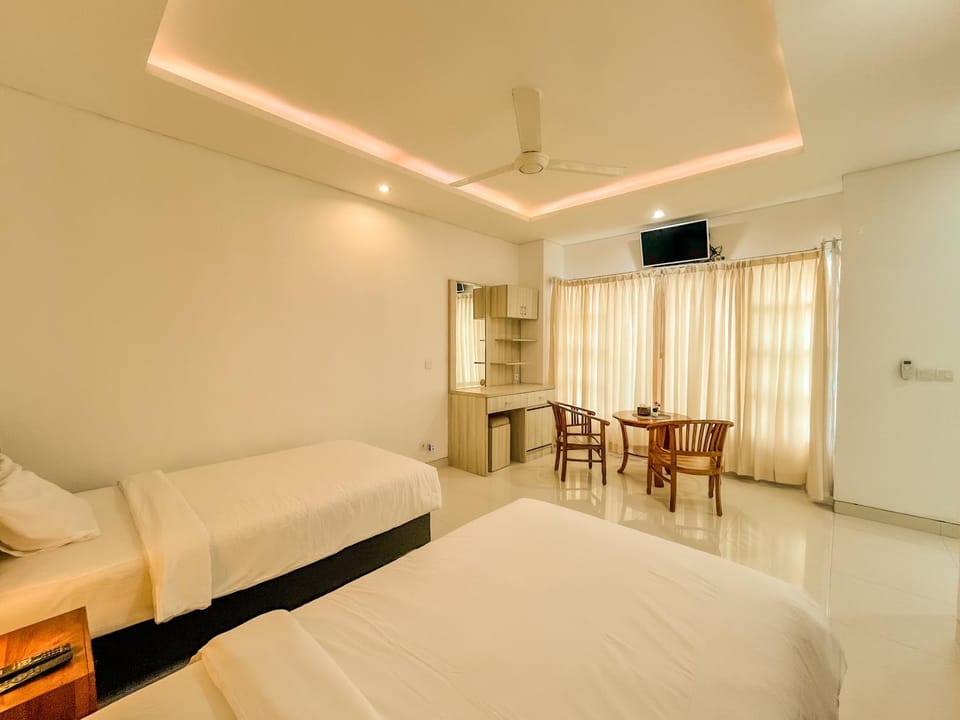 Bed, TV and multimedia, Photo of the whole room, Seating area, Bedroom, hair dresser