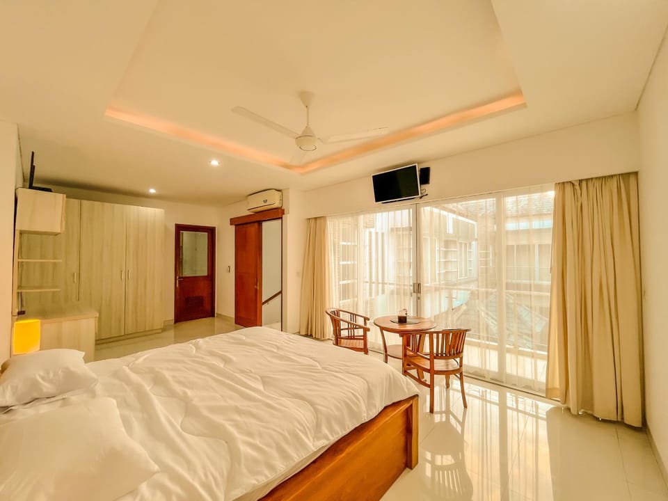 Bed, Photo of the whole room, Seating area, Bedroom, air conditioner