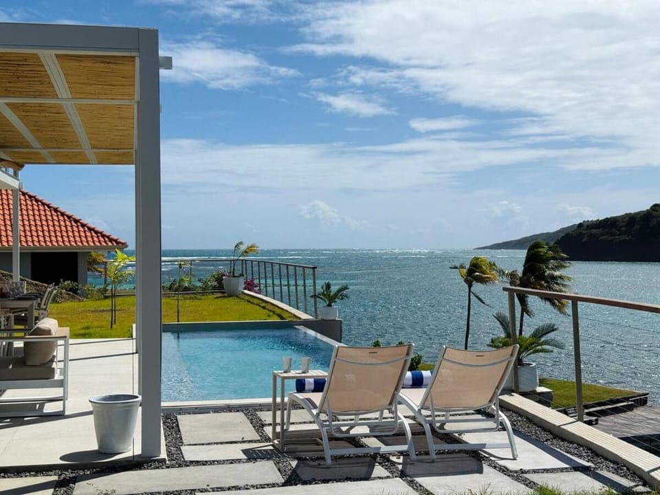 EAST KEYS - Villa Jamming, piscine à débordement et accès privé à la mer Villa in Martinique