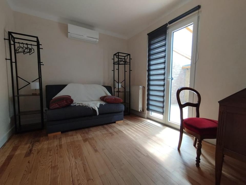 Seating area, Bedroom, air conditioner