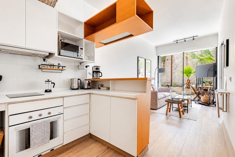 Photo of the whole room, kitchen