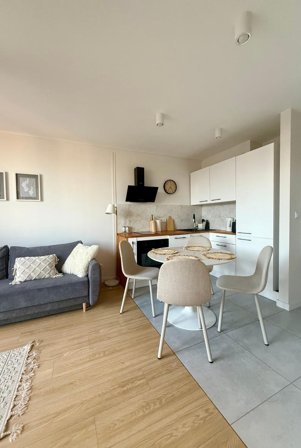 Kitchen or kitchenette, Living room, Seating area, Dining area