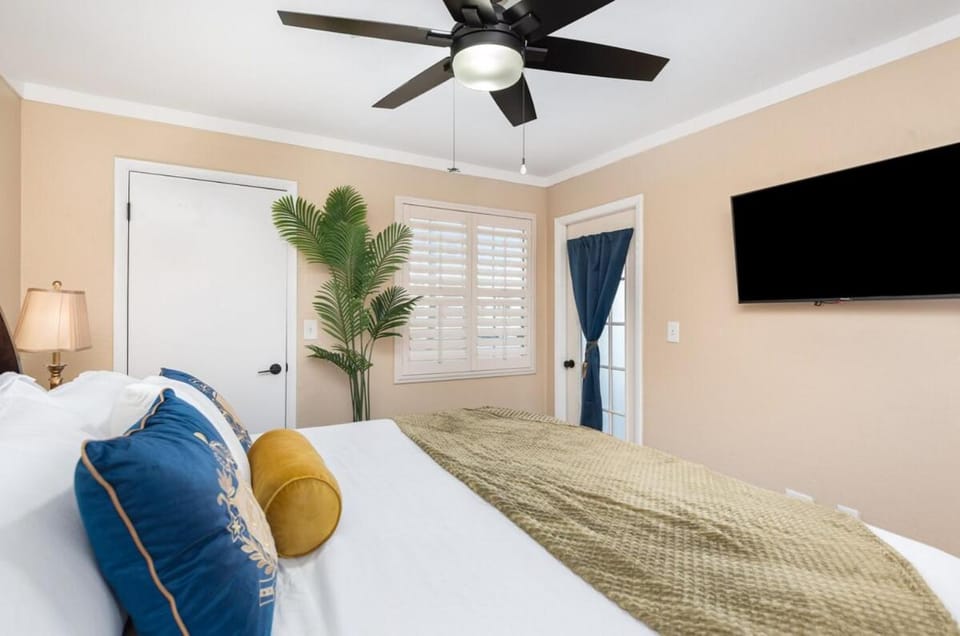 Elegant Ground Floor King Bed Condo - ME2 Apartment in Melbourne