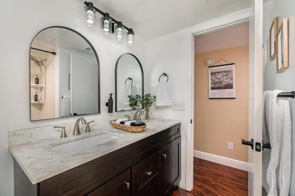 Elegant Ground Floor King Bed Condo - ME2 Apartment in Melbourne
