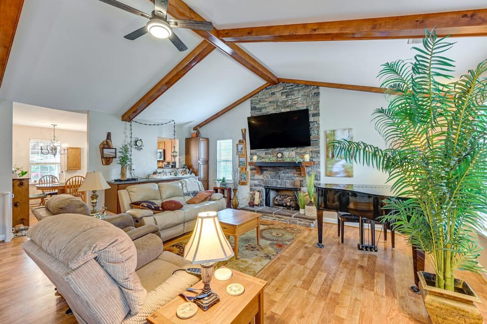 Wine & BBQ Trail Fun: Home w/ Hot Tub in Lexington House in North Carolina