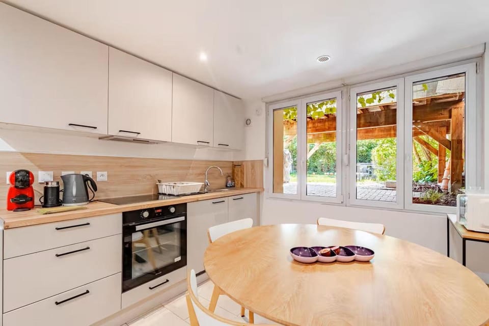 Coffee/tea facilities, Kitchen or kitchenette, Dining area, oven, stove