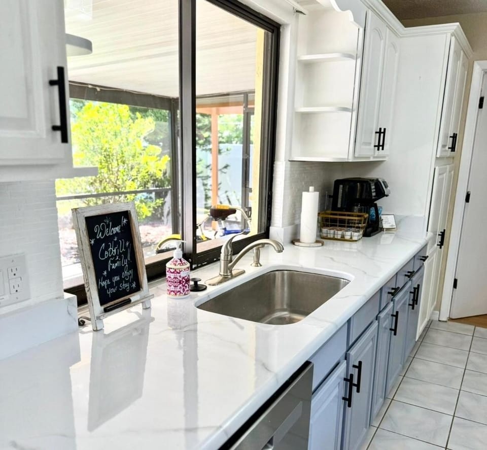 Coffee/tea facilities, Kitchen or kitchenette, dishwasher, pet friendly, stove