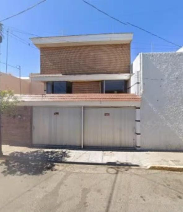 Casa céntrica, 4 recamaras, cochera para 2 autos House in Aguascalientes