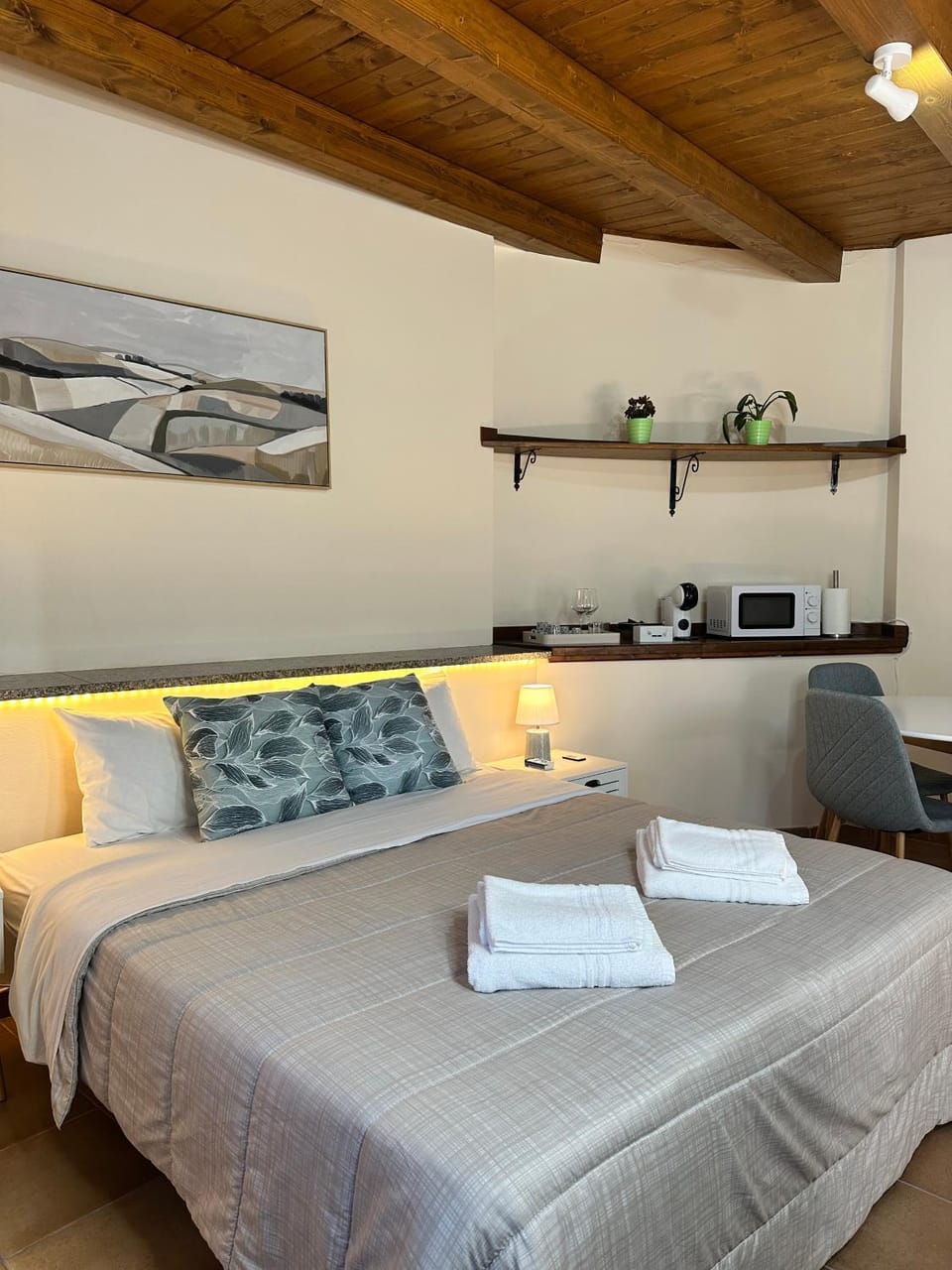 Bed, Living room, Photo of the whole room, Seating area, Bedroom, towels