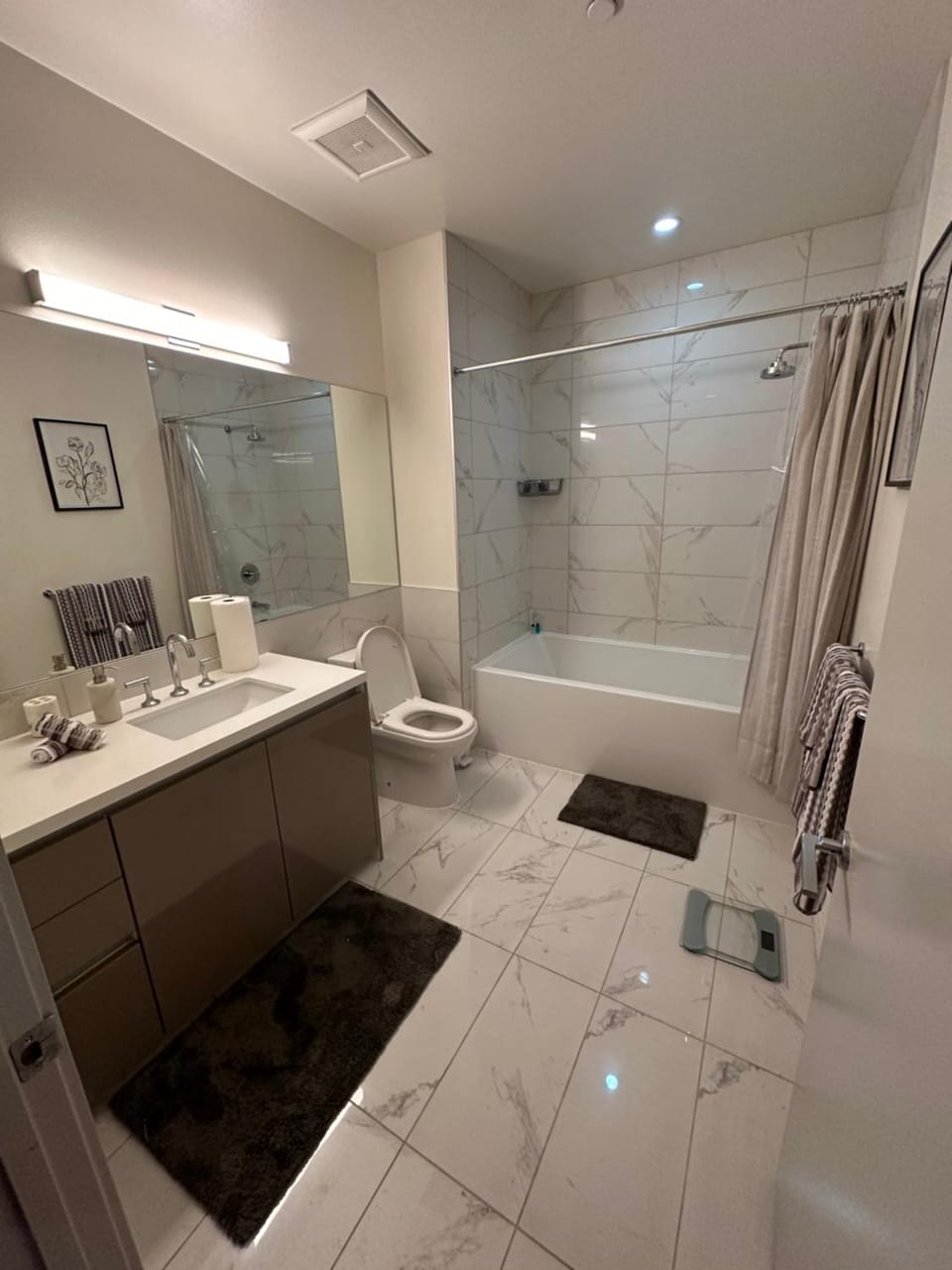 Luxury 2BR Apt with balcony!! Apartment in Los Angeles