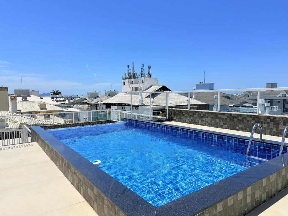 Residencial com piscina de borda infinita a poucos passos da praia e próxima à sorveteria House in Florianopolis