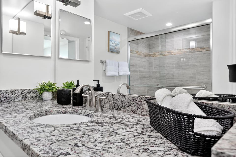 The Luxury spot 2 min to DOWNTOWN 5 min to The beach Apartment in Fort Myers