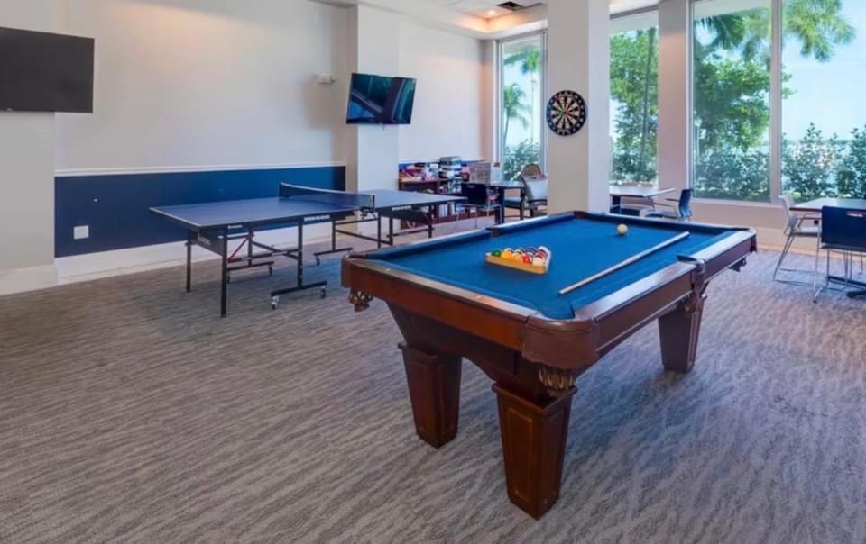 Luxury Spot Game room Pool Cinema Spa Downtown access Apartment in Fort Myers