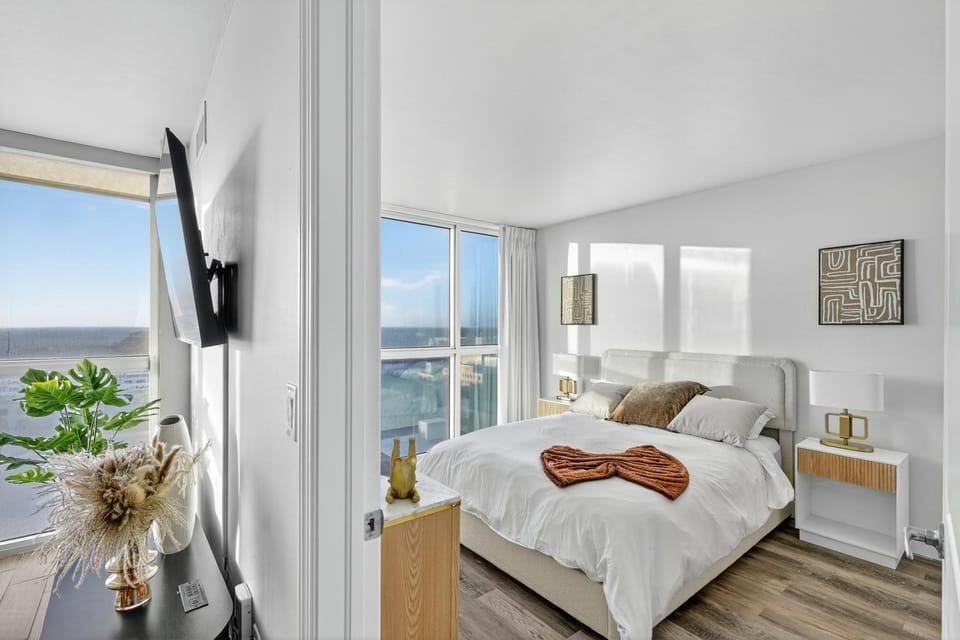 The Luxury spot 2 min to DOWNTOWN 5 min to The beach Apartment in Fort Myers