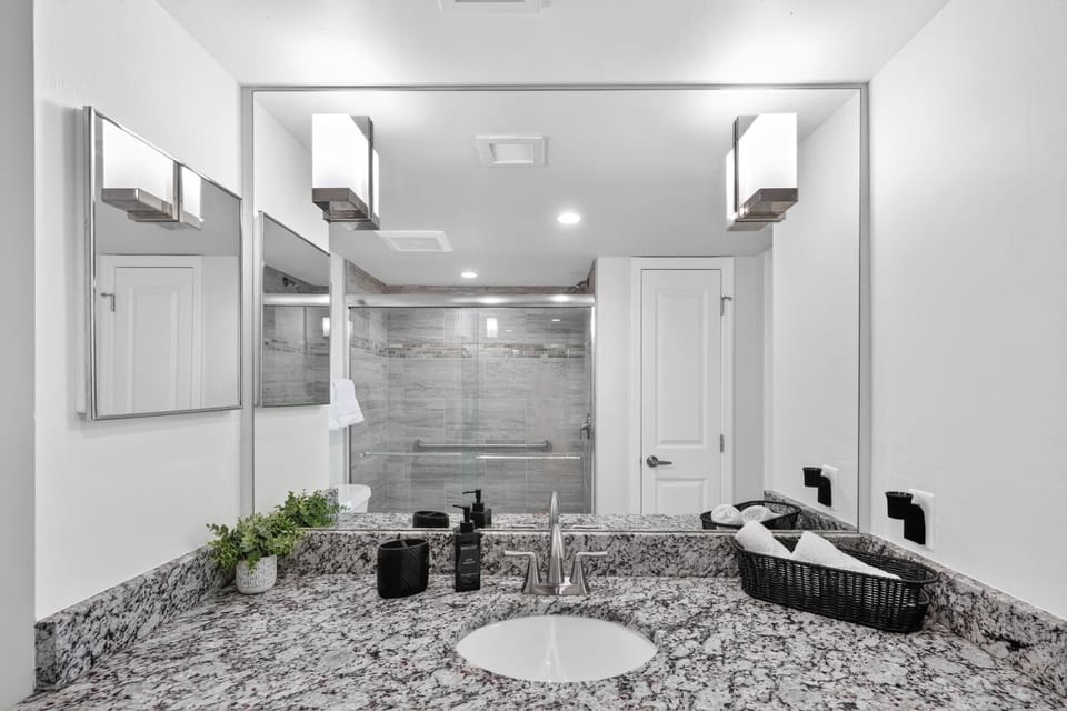 The Luxury spot 2 min to DOWNTOWN 5 min to The beach Apartment in Fort Myers