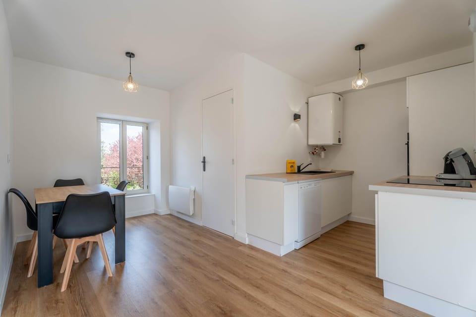 Kitchen or kitchenette, Dining area, stove